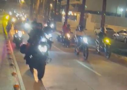 $!Detienen en Mazatlán a 40 motociclistas por hacer desorden la noche del Halloween en el malecón