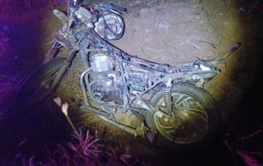 La motocicleta donde viajaba la víctima terminó destruida y fuera de la carretera tras la fuerte colisión.