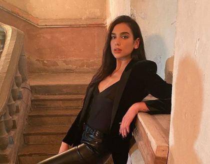 Dua Lipa durante su visita a la Ciudad de México, la cantante sufrió un accidente cuando una fan la empujó.