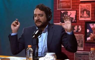 La medida consular alcanza así a una de las figuras políticas de mayor perfil del movimiento oficialista.
