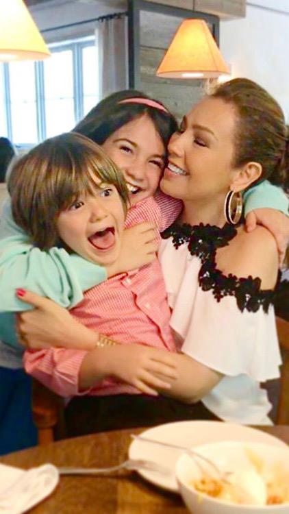 $!Thalía con sus hijos.