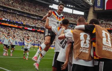 La Mannschaft debutó con un 7-1 sobre Curazao, asumiendo el liderato provisional del Grupo E.