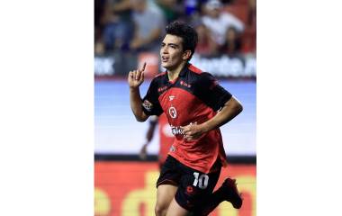 Gil Mora asiste y anota.