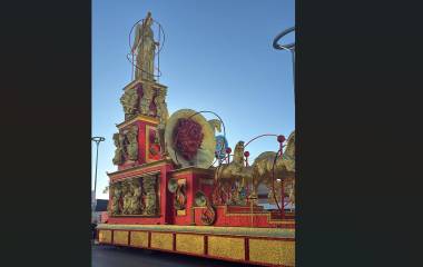 El león del carro alegórico que fue diseñado por Ocean Rodríguez fue modificado de dorado a rojo para resaltar la figura de la Reina del Carnaval de Mazatlán 2026 “Arriba la Tambora”.
