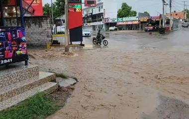 Se atendieron vehículos varados, árboles caídos y monitoreó cauces, incluyendo el rescate de una persona en un arroyo.