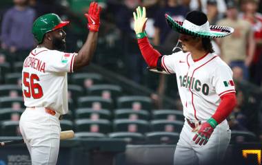 Jarren Durán es felicitado por Randy Arozarena tras pegar jonrón.