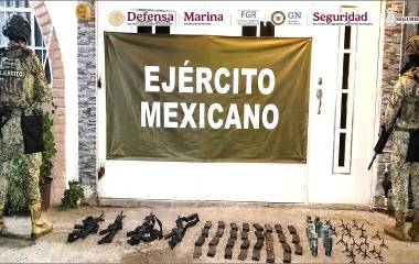 Fuerzas federales aseguraron armas, droga y granadas durante operativos realizados en Sinaloa.