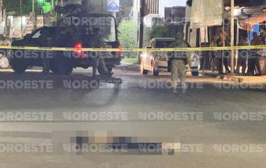 Corporaciones de seguridad acordonaron la zona donde un hombre fue asesinado a balazos en la Prolongación de la Avenida Álvaro Obregón, en Culiacán.