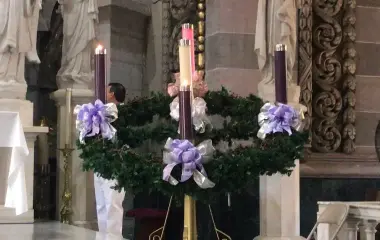 El adviento prepara a los fieles creyentes para el nacimiento de Cristo.