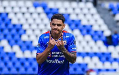 El delantero uruguayo de Cruz Azul fue sancionado por la Comisión Disciplinaria por agredir verbalmente al árbitro en el juego ante Juárez.