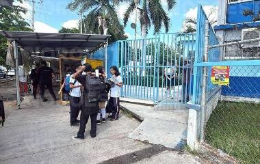 Corporaciones de seguridad resguardaron a la Escuela Normal de Sinaloa tras el desalojo del plantel.