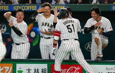 Japón pega tres jonrones en la tercera entrada.