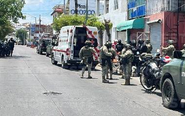 Paramédicos de Cruz Roja trasladaron al herido para recibir atención médica tras el ataque a balazos.