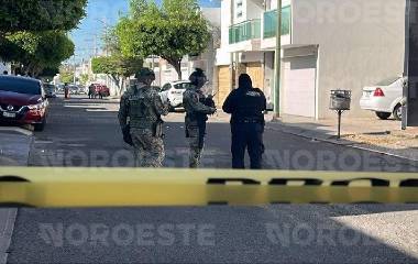 Autoridades aseguraron el área en donde se perpetró el asesinato de un hombre en el fraccionamiento Azaleas.