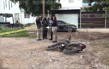 La vivienda presentó múltiples impactos de bala en la fachada tras el ataque registrado este sábado en Rincón del Parque, donde una motocicleta quedó abandonada.