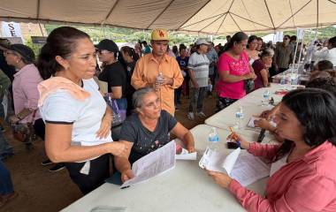 Entregan terrenos con servicios a familias desplazadas en Mazatlán.