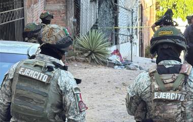 Elementos de seguridad y personal de la Fiscalía resguardaron la vivienda donde fue localizado sin vida un hombre de 66 años este sábado.