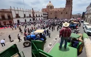 Este lunes, productores agrícolas, sindicatos y estudiantes marcharon en Zacatecas para exigir precios justos y mejores condiciones de compra para el frijol.