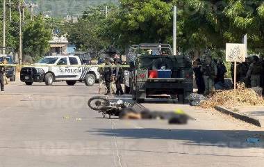 Un motociclista fue asesinado a balazos en La Foresta, en Mazatlán; los agresores huyeron en un auto rojo.