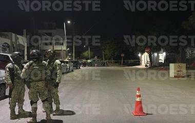 La víctima fue atacada a tiros mientras se encontraba en la cochera de un domicilio; falleció horas después en un hospital.