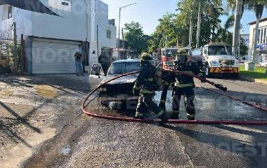 Una camioneta Toyota se incendió sobre Leyva Solano y provocó congestionamiento vial en Culiacán.