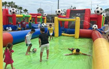 Familias y niños participaron en actividades deportivas durante el evento “Culiacán, la Fiesta del Futbol” en el Parque Acuático.