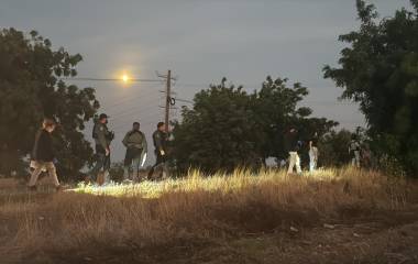 El percance fue reportado luego de que automovilistas alertaran al número de emergencias sobre un hombre accidentado a un costado de la carretera.