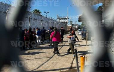 Tras horas de protesta, 10 personas ingresan al penal de Mazatlán para conocer el estado de sus familiares.