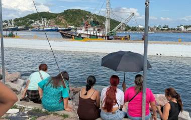 Familiares de pescadores acudieron a la explanada de La Puntilla para despedir a sus seres queridos.