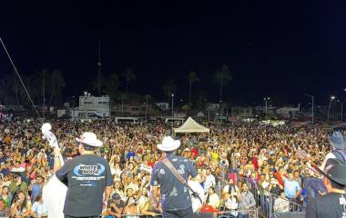 Turistas y locales disfrutan del Altata Pachanga Fest 2026, llenando el malecón de música y alegría.