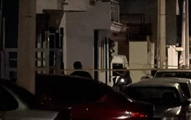 Elementos de seguridad acordonaron el área donde fue asesinada una mujer en el sector Infonavit Barrancos, al sur de Culiacán.