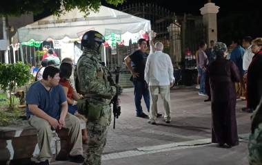 La plazuela se mantiene prácticamente sola, menos de dos centenares de personas se dieron cita en el lugar.