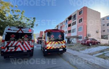 Una familia resultó intoxicada tras un incendio en un departamento en la Colonia Lomas de San Isidro, en Culiacán.