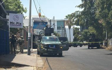 Militares y personal de la Fiscalía General del Estado acordonaron el área tras el homicidio registrado la mañana de este domingo en Culiacán.