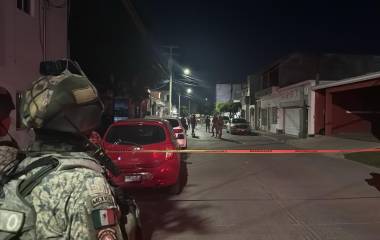 La zona quedó acordonada por elementos castrenses debido a la presencia del cuerpo y diversos indicios balísticos localizados en la escena.