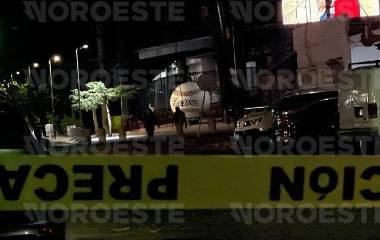 El ataque contra dos hombres frente al estadio de beisbol se registró alrededor de las 21:15 horas del miércoles.