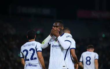 Ange Bonny marca el tercer gol del Inter.