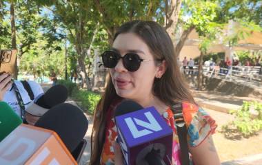 Rebeca, madre de una de las niñas afectadas, denunció que tuvieron que cambiar la sede de su demostración en el Parque Constitución, mientras las familias esperaban bajo el sol.