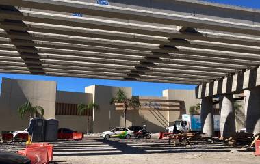Durante las últimas dos semanas se ha llevado a cabo la colocación de las trabes que conformarán el piso del puente, los cuales han requerido cierres parciales de vialidades durante la noche.