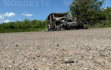 Un vehículo quemado fue encontrado en el entronque a El Recodo.