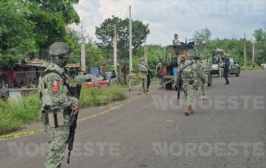 Elementos de seguridad e investigadores resguardan el área tras confirmarse el reporte de un ataque.