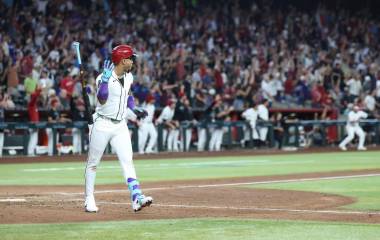 Ketel Marte observa el viaje de la pelota tras conectar jonrón por los D-backs.