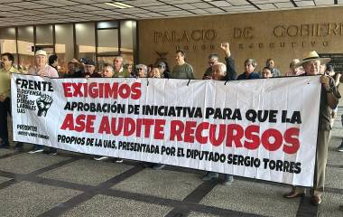 Manifestación de trabajadores de la UAS en Palacio de Gobierno ante la falta del pago de aguinaldo.