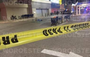 Personal pericial procesa una de las escenas tras los hallazgos de personas sin vida en Culiacán.