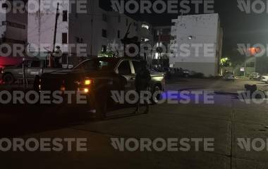 El hecho se suscitó sobre la calle C, casi esquina con la calle F, afuera de los edificios habitacionales de la zona.