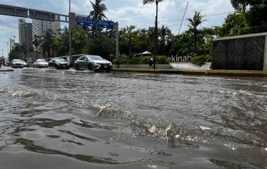 La Avenida Camarón Sábalo se inundó después de las lluvias registradas durante la mañana de este martes.