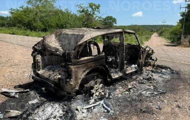 Un vehículo tipo Jeep terminó calcinado a la orilla de la brecha tras el ataque armado nocturno.