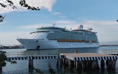 Este lunes Mazatlán recibió el crucero turístico Navigator of the Seas.