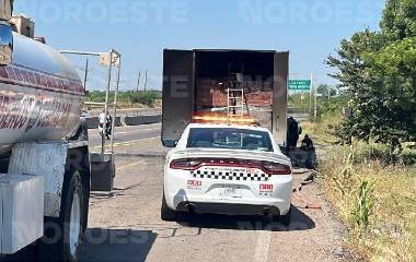 Una caja de tráiler cargada con leche evaporada se incendió cerca del campo El Diez, en Culiacán.