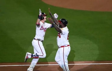 Mike Yastrzemski celebra tras conectar jonrón para los Bravos.